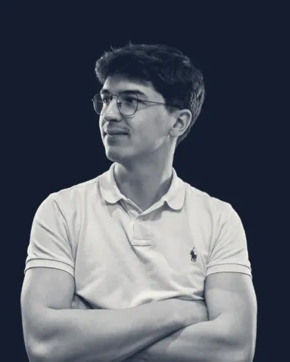 Portrait de Valentin Phu, bras croisés, regard tourné vers la gauche